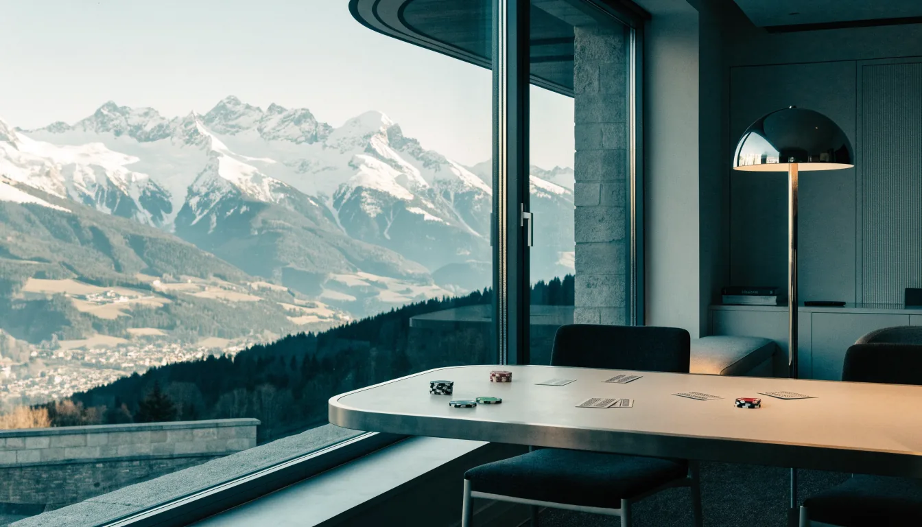 Eleganter Schweizer Casino-Lounge mit Bergblick